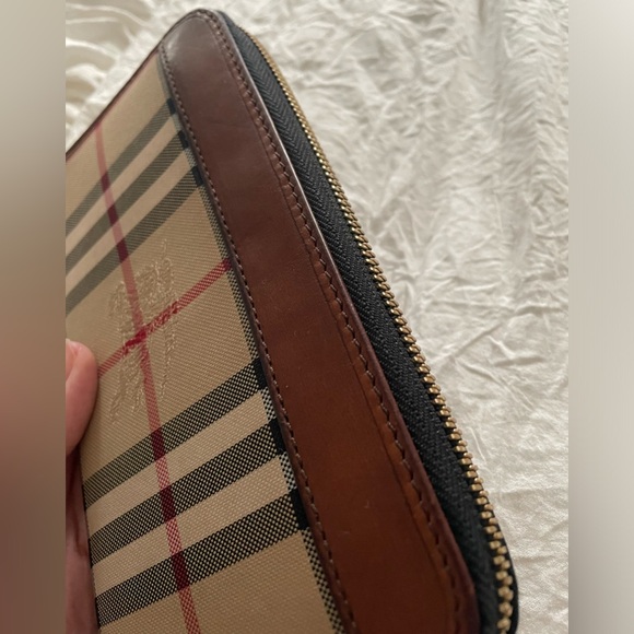 Like New! Authentic Burberry Wallet - Picture 12 of 15